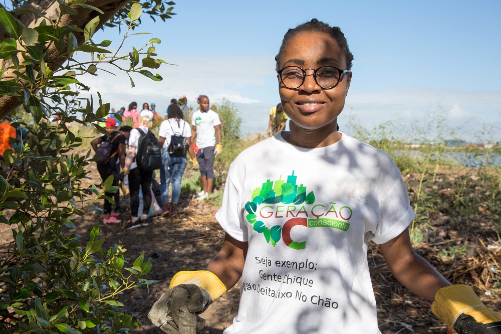 Mulher jovem apaixonada pela preservação do ambiente